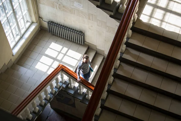 öğrenci merdivenleri çalıştırAn