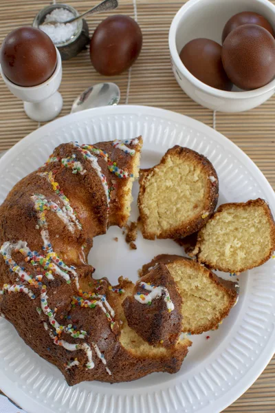 bugün kahvaltı için haşlanmış yumurta ve pasta