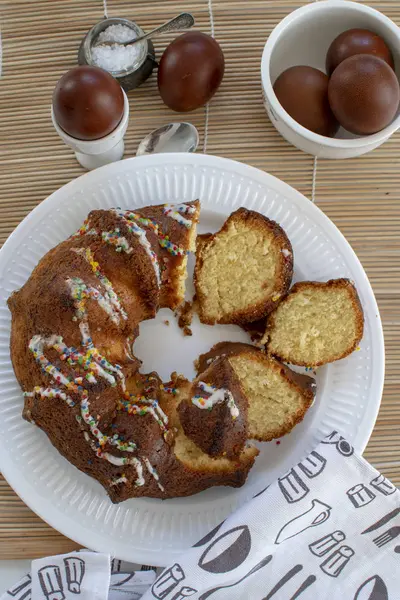 Paskalya kahvaltısı. Cupcake ve yumurta