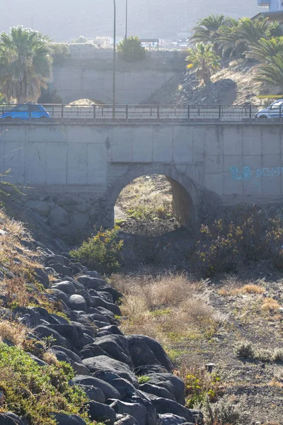 güzel viyadük. gün batımında güneş geçitte viyadük üzerinden düşüyor
