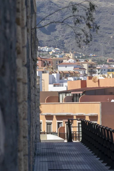 İspanyol şehri. Dağ sokakları. Bazilika Dar sokaklar. Kiremitli turuncu çatılar. Kanarya Adaları'nda fotoğraflandı. Candelaria Santa cruz de tenerife