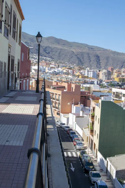 İspanyol şehri. Dağ sokakları. Bazilika Dar sokaklar. Kiremitli turuncu çatılar. Kanarya Adaları'nda fotoğraflandı. Candelaria Santa cruz de tenerife