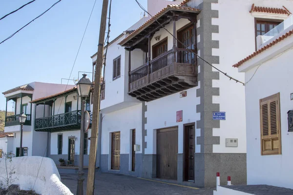 西班牙城市 山路大教堂狭窄的街道 瓷砖橙色屋顶 在加那利群岛拍摄 坎德拉里亚圣克鲁兹德特内里费 — 图库照片