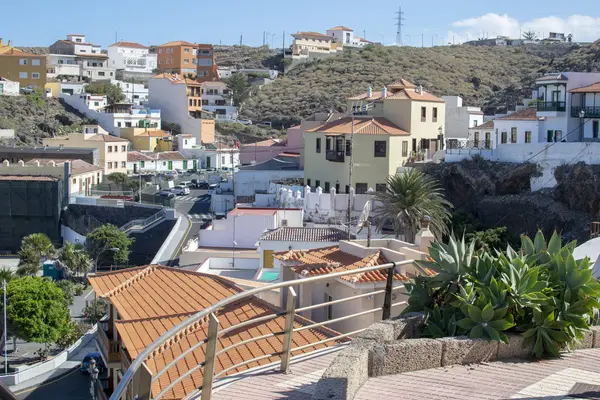 İspanyol şehri. Dağ sokakları. Bazilika Dar sokaklar. Kiremitli turuncu çatılar. Kanarya Adaları'nda fotoğraflandı. Candelaria Santa cruz de tenerife