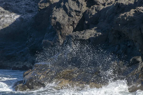Güzel bir deniz kıyısı. Dalga. Kaya. Sprey