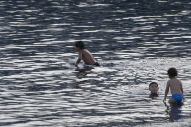 Atlantik Okyanusu'ndaki plaj. Günbatımı