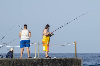 gün batımında balıkçılar olta yakalamak