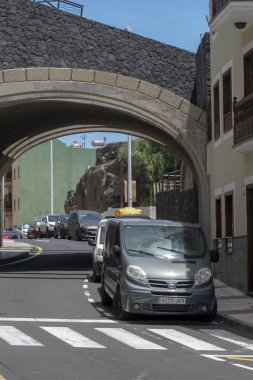 cadde üzerinde köprü. dağlarda şehir