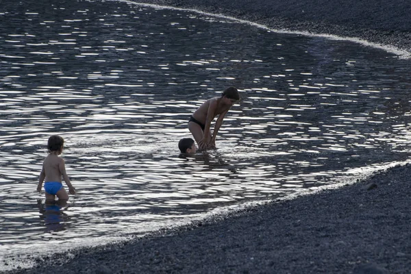 Akşamları sahilde. Barışın keyfi