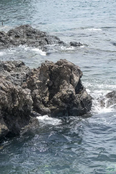 Atlantik Okyanusu. Kayalık sahil