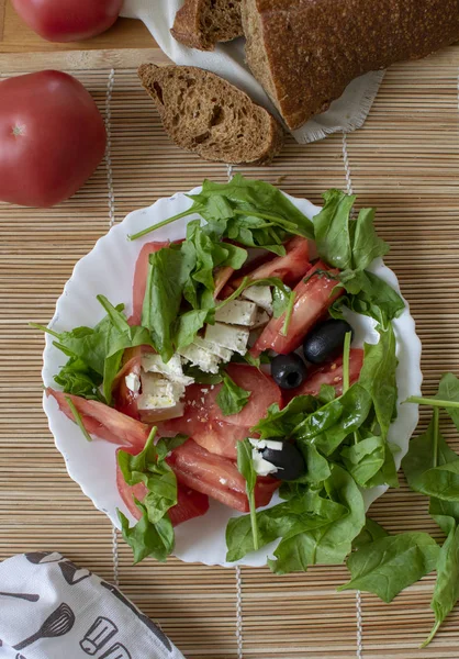 Yaz salatası. Yeşillik, domates, zeytin, beyaz peynir veya keçi peyniri, zeytinyağı