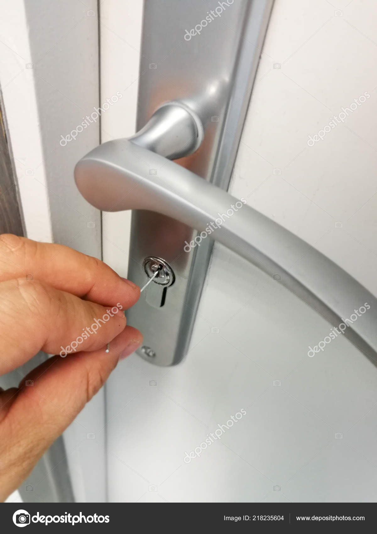 Small Metal Wire Inserted Keyhole Door Unlocking Doors Key