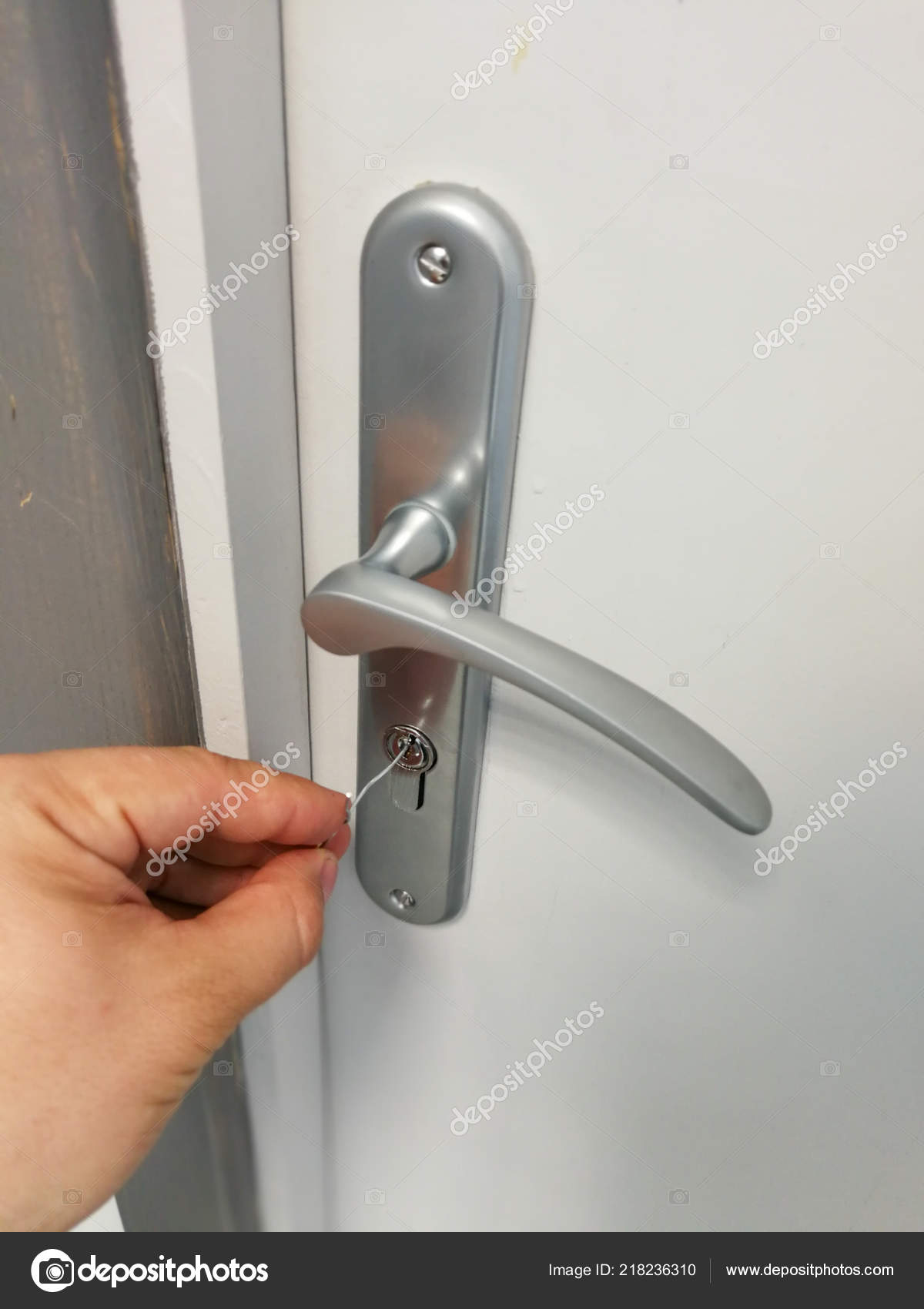 Small Metal Wire Inserted Keyhole Door Unlocking Doors Key