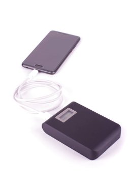 Akıllı telefon güç banka için şarj ile bağlı. Yolda şarj