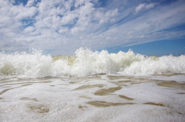 Canlandırıcı yaz düşük açılı manzaraya dalga deniz üzerinden su sıçrama