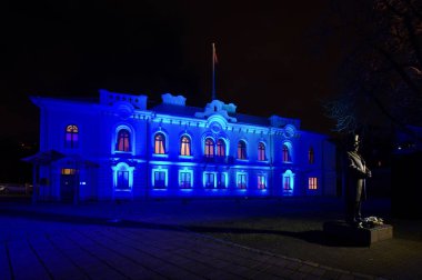 Kaunas parlak renkleri ile gece ışık gösterisi sırasında ışıklı Başkanlığı