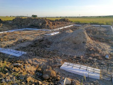 Ev için yeni temel oluşturmak. Ev inşa ilk aşamasında