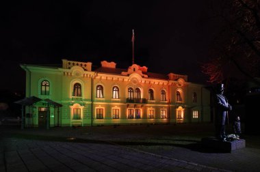 Kaunas parlak renkleri ile gece ışık gösterisi sırasında ışıklı Başkanlığı