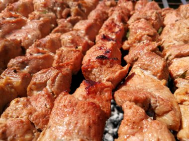 Saslykai veya shashlyk bir Barbekü ızgara üzerinde kömür ızgara. Geleneksel Litvanyalı yaz yemek her zamanki; bahçelerde ızgara ly