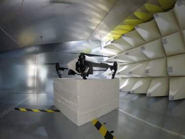 Gtem hücre içinde test Quadcopter dron Elektromanyetik Uyumluluk