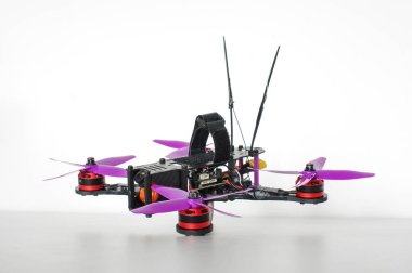 Küçük boy beyaz arka plan üzerinde izole dronlar yarış