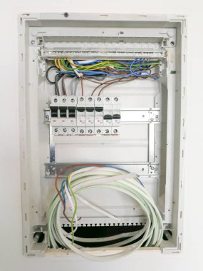 Elektrik emniyet şalterleri ve kablolama elektrik pano içinde