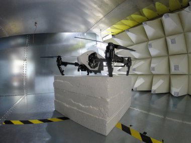 Gtem hücre içinde test Quadcopter dron Elektromanyetik Uyumluluk
