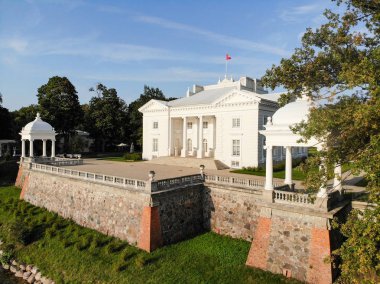 Litvanya Trakai şehirdeki Uzutrakis Manor (Uzutrakis Sarayı) havadan görünümü