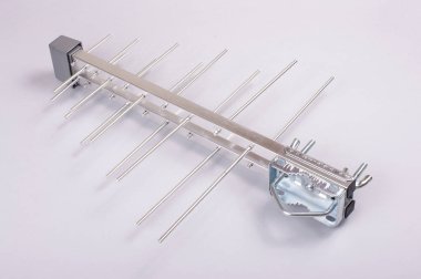 Uhf tv için izole günlük periyodik anten