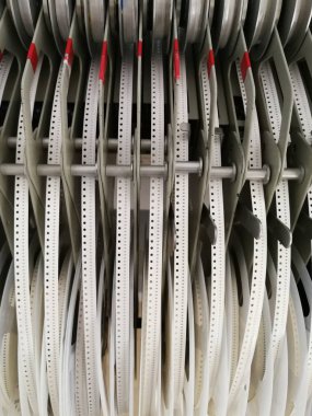 Kağıt makaralar ile çeşitli elektronik bileşenleri direnç, kondansatör, endüktörler yakın çekim