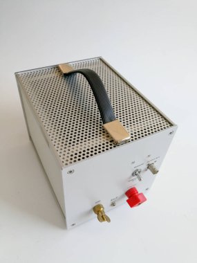 Yapay şebeke ağ otomotiv ve askeri elektromanyetik uyumluluk için beyaz arka plan üzerinde izole Emc testleri