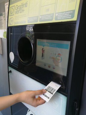 Kaunas, Litvanya - 03 Haziran 2018: otomatik ters toplamak ve boş şişeleri geri dönüşüm otomat, kapat