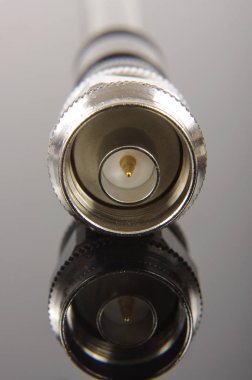 N tipi koaksiyel konektör koyu arka plan üzerinde yüksek frekans uygulamalar için