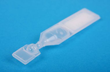 Kuru Gözler mavi arka plan üzerinde izole için suni gözyaşları