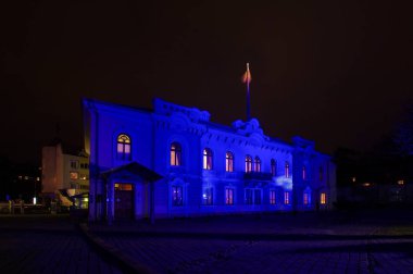 Kaunas parlak renkleri ile gece ışık gösterisi sırasında ışıklı Başkanlığı