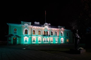 Kaunas parlak renkleri ile gece ışık gösterisi sırasında ışıklı Başkanlığı