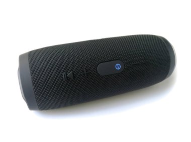 Beyaz arka plan üzerinde izole bluetooth müzik oynamak için modern kablosuz hoparlör