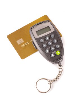 Beyaz arka plan üzerinde izole Digipass ve kredi kartı