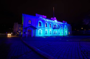 Kaunas parlak renkleri ile gece ışık gösterisi sırasında ışıklı Başkanlığı