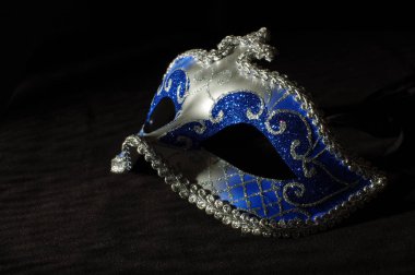 Kutlamalar ve festivaller koyu siyah arka plan üzerine için Gümüş Mavi domino maskesi