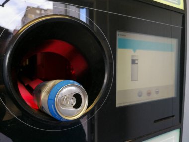 Kaunas, Litvanya - 03 Haziran 2018: otomatik ters toplamak ve boş şişeleri geri dönüşüm otomat, kapat