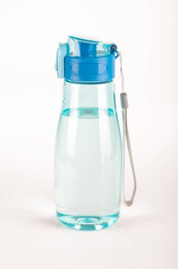 Beyaz arka plan üzerinde izole su plastik su şişesi dolu