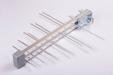 Uhf tv için izole günlük periyodik anten