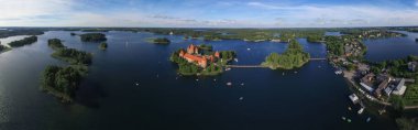 Trakai ada kale ve Gölü Galve, Litvanya'nın havadan görünümü.