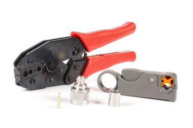 Eş eksenli kablo hazırlanması, sıkma ve parlak arka plan üzerinde izole fesih için profesyonel araç