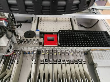 Mekanizmalar içinde almak ve yer makine elektronik için baskılı devre kartı montaj