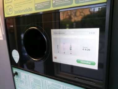 Kaunas, Litvanya - 15 Mayıs 2018: otomatik ters toplamak ve boş şişeleri geri dönüşüm otomat, kapat