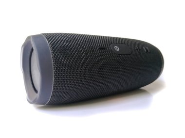 Beyaz arka plan üzerinde izole bluetooth müzik oynamak için modern kablosuz hoparlör