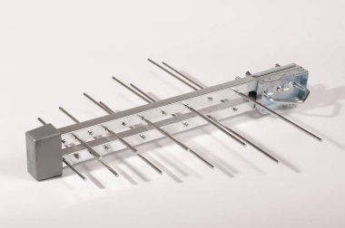 Uhf tv için izole günlük periyodik anten