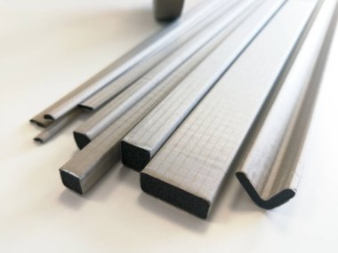 Contalar elektromanyetik emisyonlarının azaltılması için koruyucu iletken EMI beyaz arka plan üzerinde izole